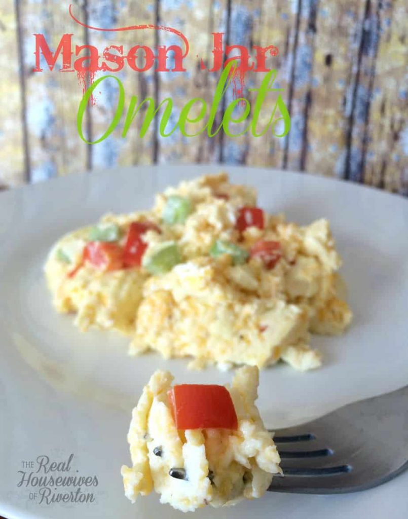 Mason Jar Omelets Make your mornings a breeze with these easy omelets! | www.housewivesofriverton.com