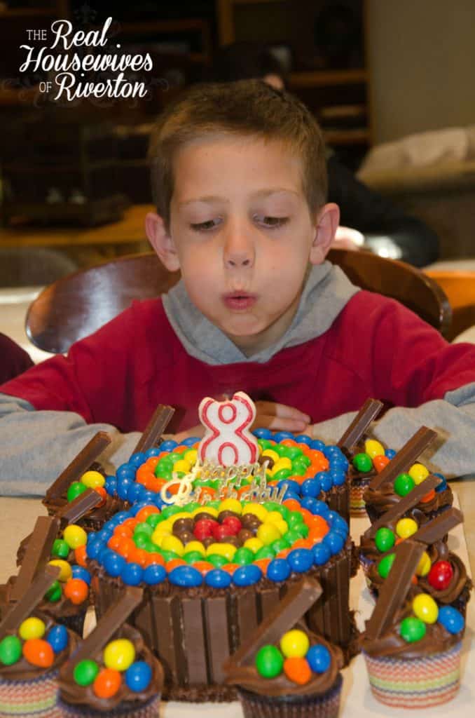8th birthday cake - housewivesofriverton.com