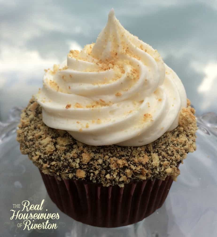 S'mores Cupcakes | www.housewivesofriverton.com