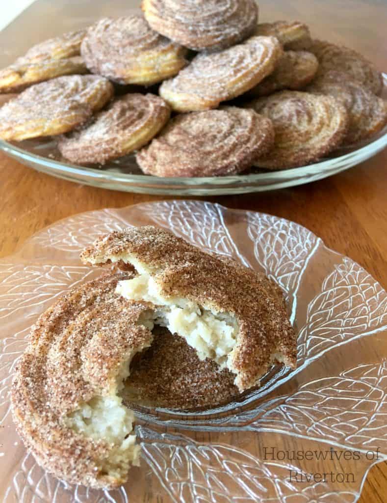 These delicious Churro Cookies will put an end to all of your amusement park cravings! | www.housewivesofriverton.com