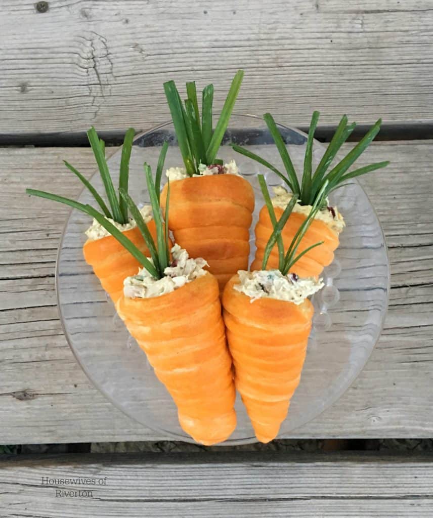 Crescent Roll Carrots are the perfect addition to your Easter dinner! | www.housewivesofriverton.com