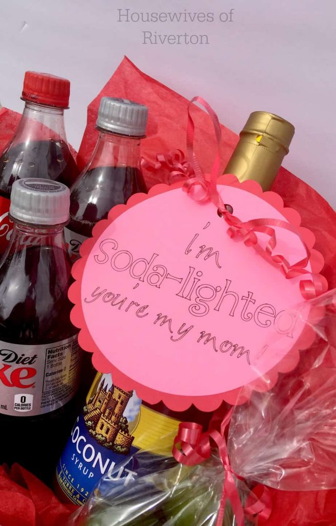 Make this Mother's Day Tag with Cricut and Design Space. Pair it with a cute basket full of soda-licious items for a perfect Mother's Day gift! | www.housewivesofriverton.com