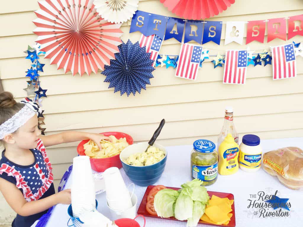 red, white, and blue BBQ decor - housewivesofriverton.com