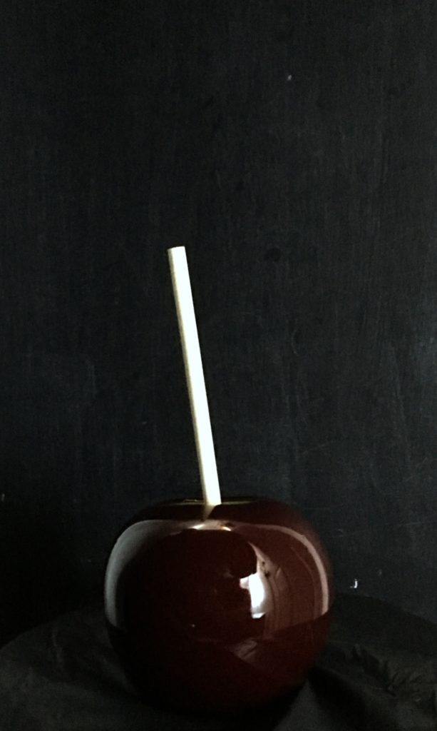 These Perfectly Poisoned Apples will add extra fun to any Halloween gathering! | www.housewivesofriverton.com