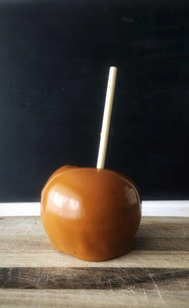 Easy Caramel Apples will always be a hit for fall parties! | www.housewivesofriverton.com