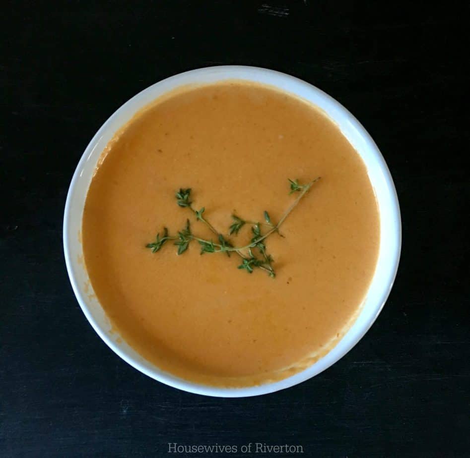 You won't need to eat out with this creamy, delicious Homemade Lobster Bisque! | www.housewivesofriverton.com