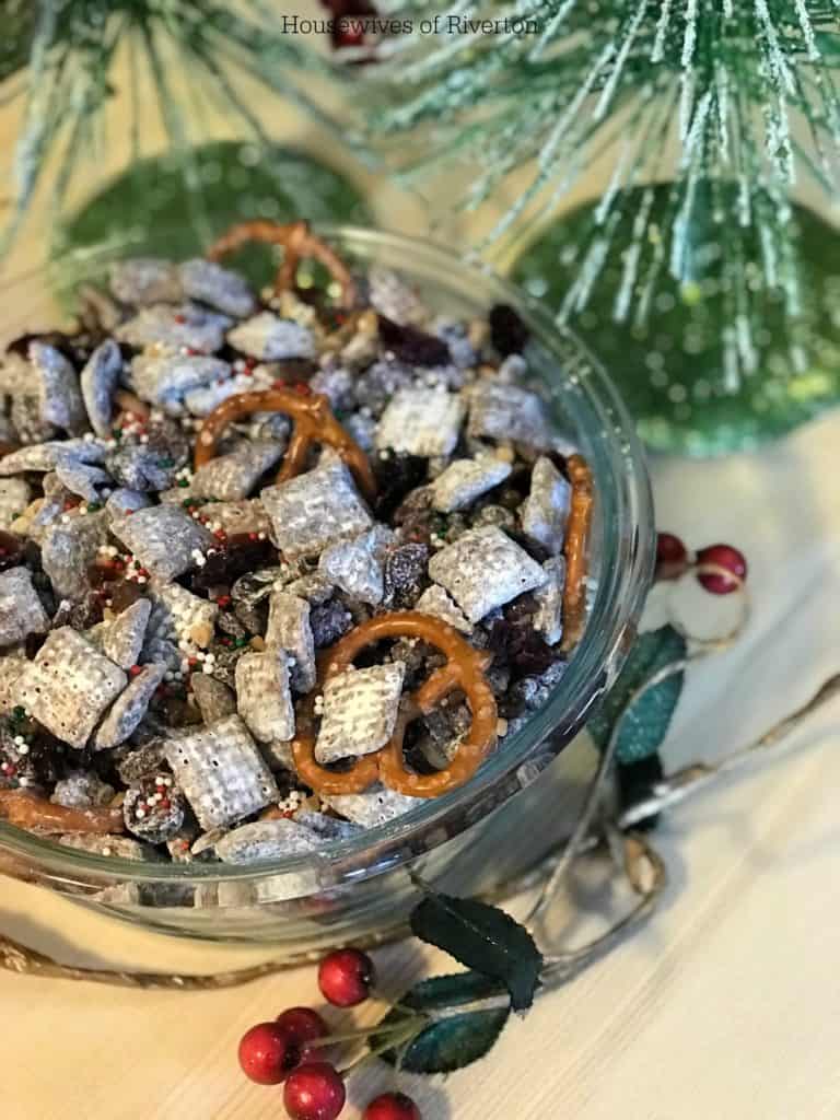 Reindeer Food is a fun, holiday snack that your kids can help make! | www.housewivesofriverton.com