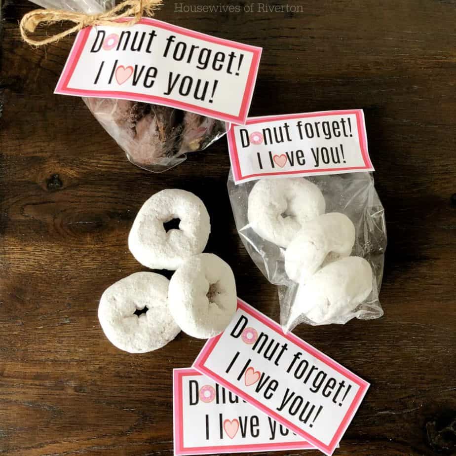 This cute Valentine Free Printable is a perfect way to tell your family and friends how much you love them, while giving them a sweet treat to enjoy! | www.housewivesofriverton.com