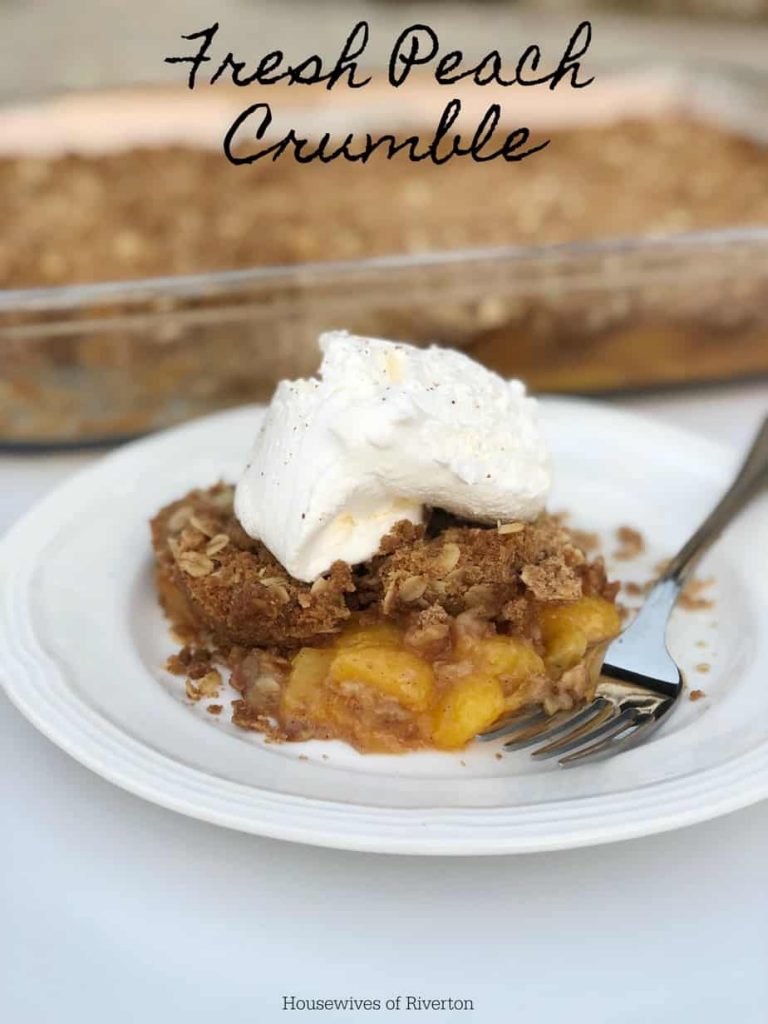 Fresh Peach Crumble. Use up all those extra peaches with this delicious dessert! | www.housewivesofriverton.com
