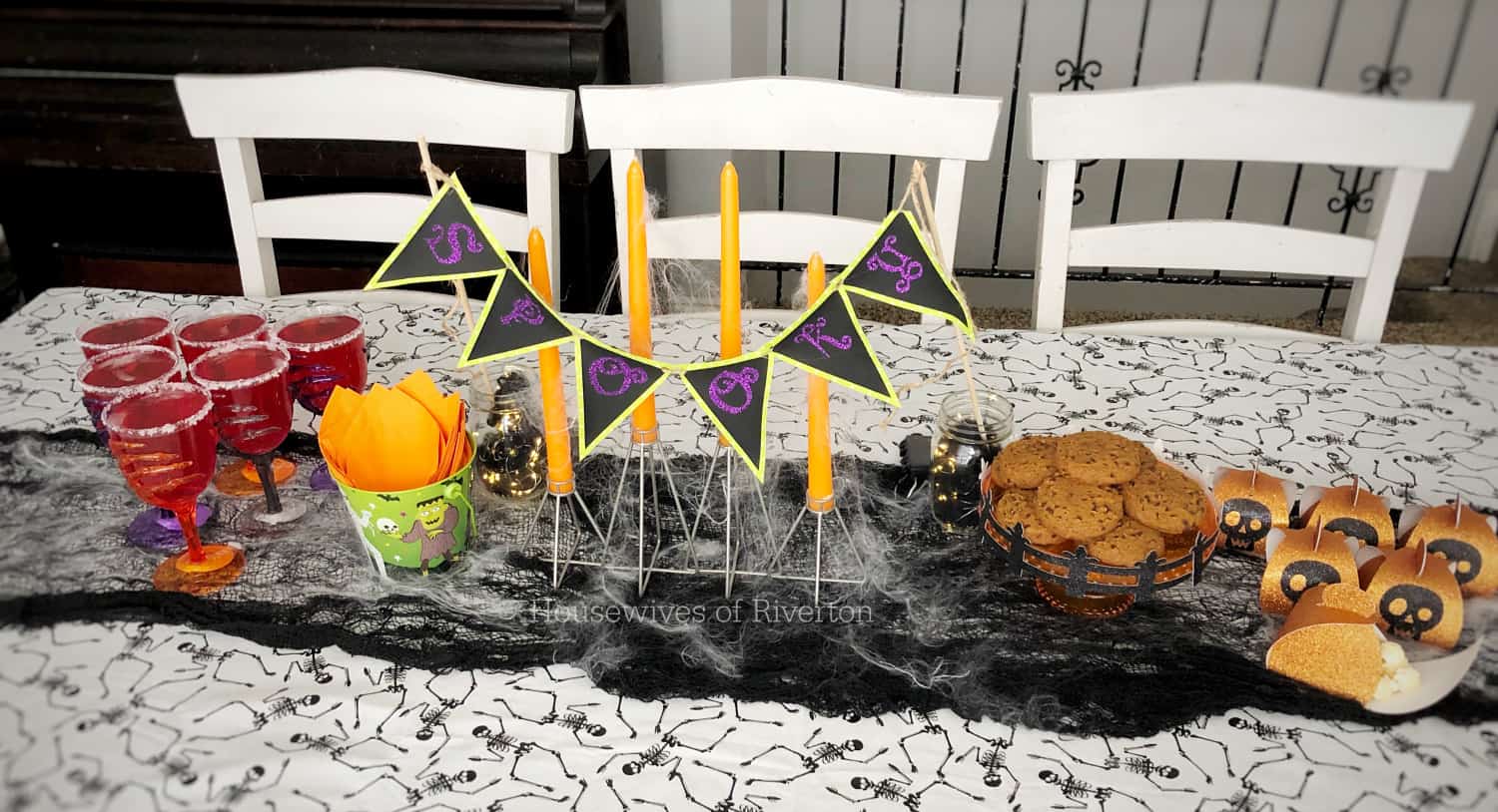 Easy Halloween Table Decor with Cricut | www.housewivesofriverton.com