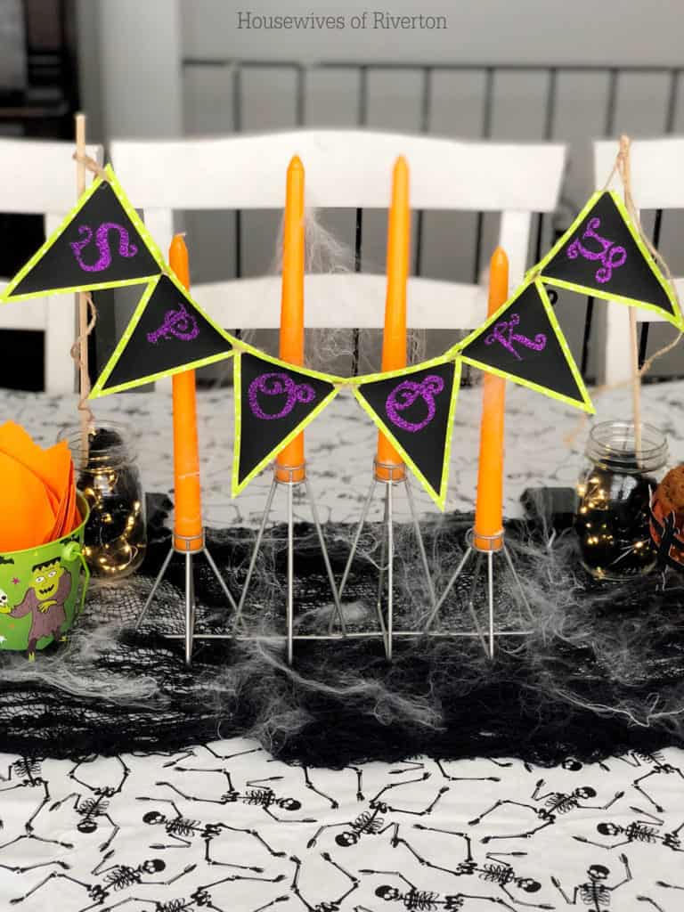 Spooky Table Banner with Cricut | www.housewivesofriverton.com