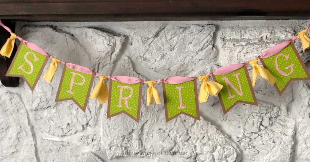 Spring Chipboard Banner with Cricut EasyPress 2 | www.housewivesofriverton.com